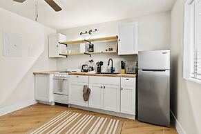 Hunstville Modern Studio Retreatsleeps 2