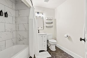 Hunstville Modern Studio Retreatsleeps 2