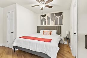Hunstville Modern Studio Retreatsleeps 2