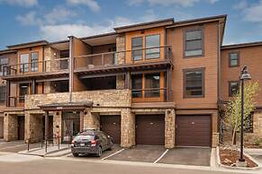 Luxury 2BR Mountain Townhouse w Picturesque Views