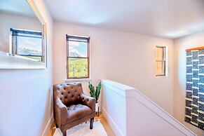 Luxury 2BR Mountain Townhouse w Picturesque Views