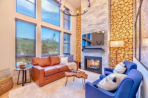 Luxury 2BR Mountain Townhouse w Picturesque Views