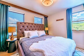 Luxury 2BR Mountain Townhouse w Picturesque Views