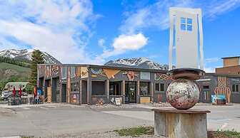 Luxury 2BR Mountain Townhouse w Picturesque Views