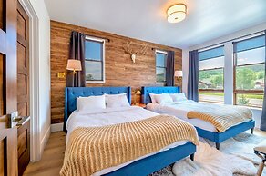 Luxury 2BR Mountain Townhouse w Picturesque Views