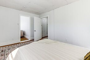 Explore Dtwn, Parks & Colleges: Cozy Worcester Apt