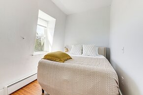 Explore Dtwn, Parks & Colleges: Cozy Worcester Apt
