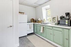 Explore Dtwn, Parks & Colleges: Cozy Worcester Apt