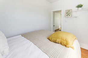 Explore Dtwn, Parks & Colleges: Cozy Worcester Apt