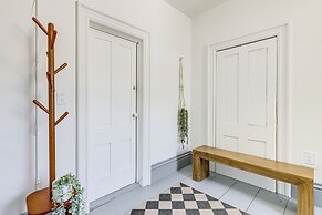 Explore Dtwn, Parks & Colleges: Cozy Worcester Apt