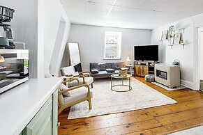 Explore Dtwn, Parks & Colleges: Cozy Worcester Apt