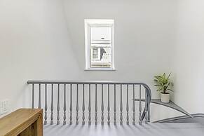Explore Dtwn, Parks & Colleges: Cozy Worcester Apt