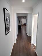 Modern & Cosey 4bedroom House Walk to Beach