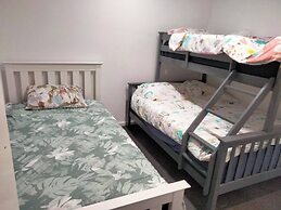 Modern & Cosey 4bedroom House Walk to Beach