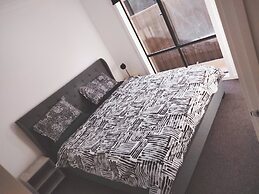 Modern & Cosey 4bedroom House Walk to Beach