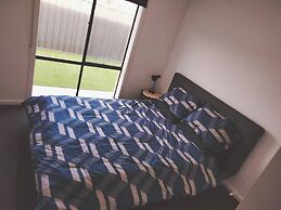 Modern & Cosey 4bedroom House Walk to Beach