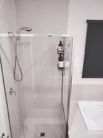 Modern & Cosey 4bedroom House Walk to Beach