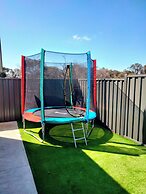 Modern & Cosey 4bedroom House Walk to Beach