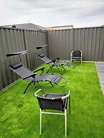 Modern & Cosey 4bedroom House Walk to Beach