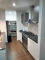 Modern & Cosey 4bedroom House Walk to Beach