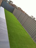 Modern & Cosey 4bedroom House Walk to Beach