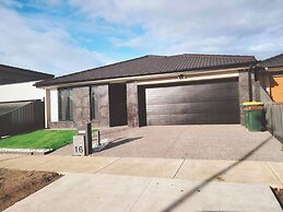 Modern & Cosey 4bedroom House Walk to Beach