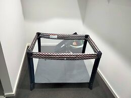 Modern & Cosey 4bedroom House Walk to Beach