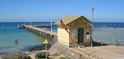 Modern & Cosey 4bedroom House Walk to Beach