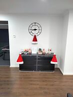 Modern & Cosey 4bedroom House Walk to Beach