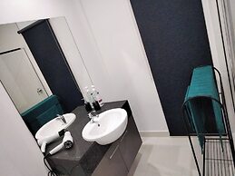 Modern & Cosey 4bedroom House Walk to Beach