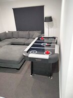 Modern & Cosey 4bedroom House Walk to Beach