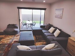 Modern & Cosey 4bedroom House Walk to Beach