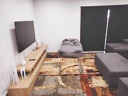 Modern & Cosey 4bedroom House Walk to Beach