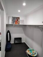 Modern & Cosey 4bedroom House Walk to Beach