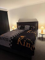 Modern & Cosey 4bedroom House Walk to Beach