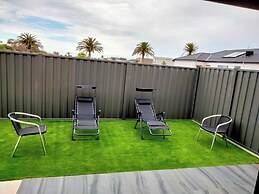 Modern & Cosey 4bedroom House Walk to Beach