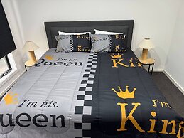 Modern & Cosey 4bedroom House Walk to Beach