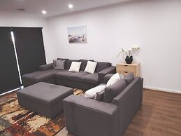 Modern & Cosey 4bedroom House Walk to Beach