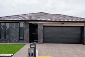 Modern & Cosey 4bedroom House Walk to Beach