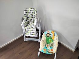 Modern & Cosey 4bedroom House Walk to Beach