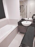 Modern & Cosey 4bedroom House Walk to Beach