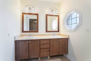 Stylish 4BR Oasis Peaceful Mississauga Location