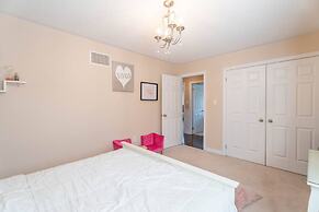 Stylish 4BR Oasis Peaceful Mississauga Location