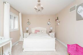 Stylish 4BR Oasis Peaceful Mississauga Location