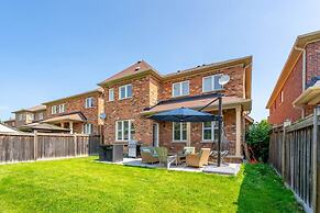 Stylish 4BR Oasis Peaceful Mississauga Location