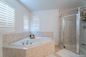 Stylish 4BR Oasis Peaceful Mississauga Location