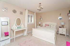 Stylish 4BR Oasis Peaceful Mississauga Location
