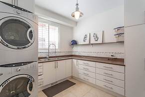 Stylish 4BR Oasis Peaceful Mississauga Location