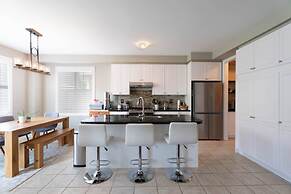 Stylish 4BR Oasis Peaceful Mississauga Location