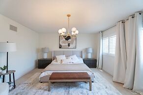 Stylish 4BR Oasis Peaceful Mississauga Location